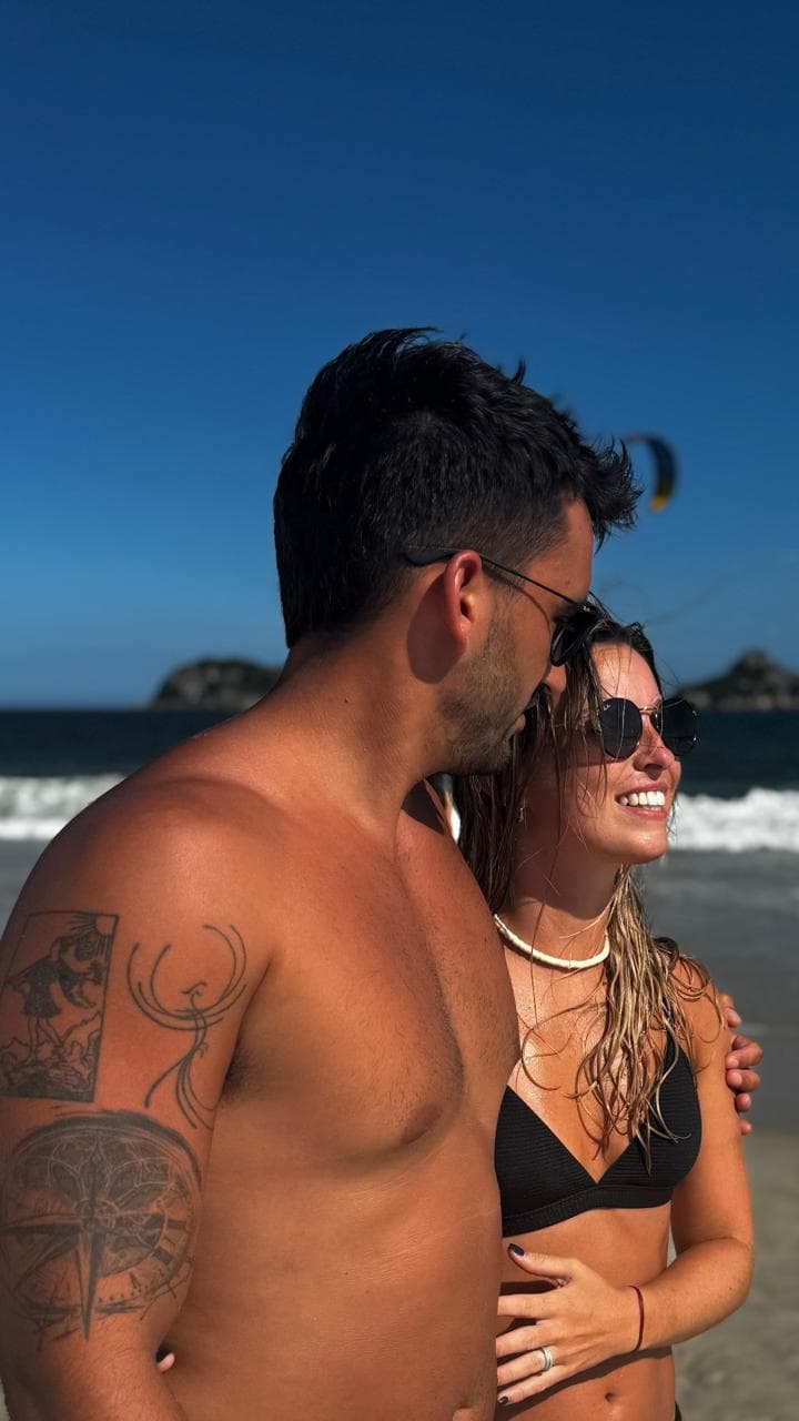 Juan y Rosi abrazados frente al mar